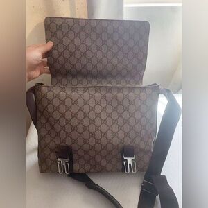 Gucci Supreme Messenger Crossbody Bag Beige Brown Vintage Preppy Style Laptop
